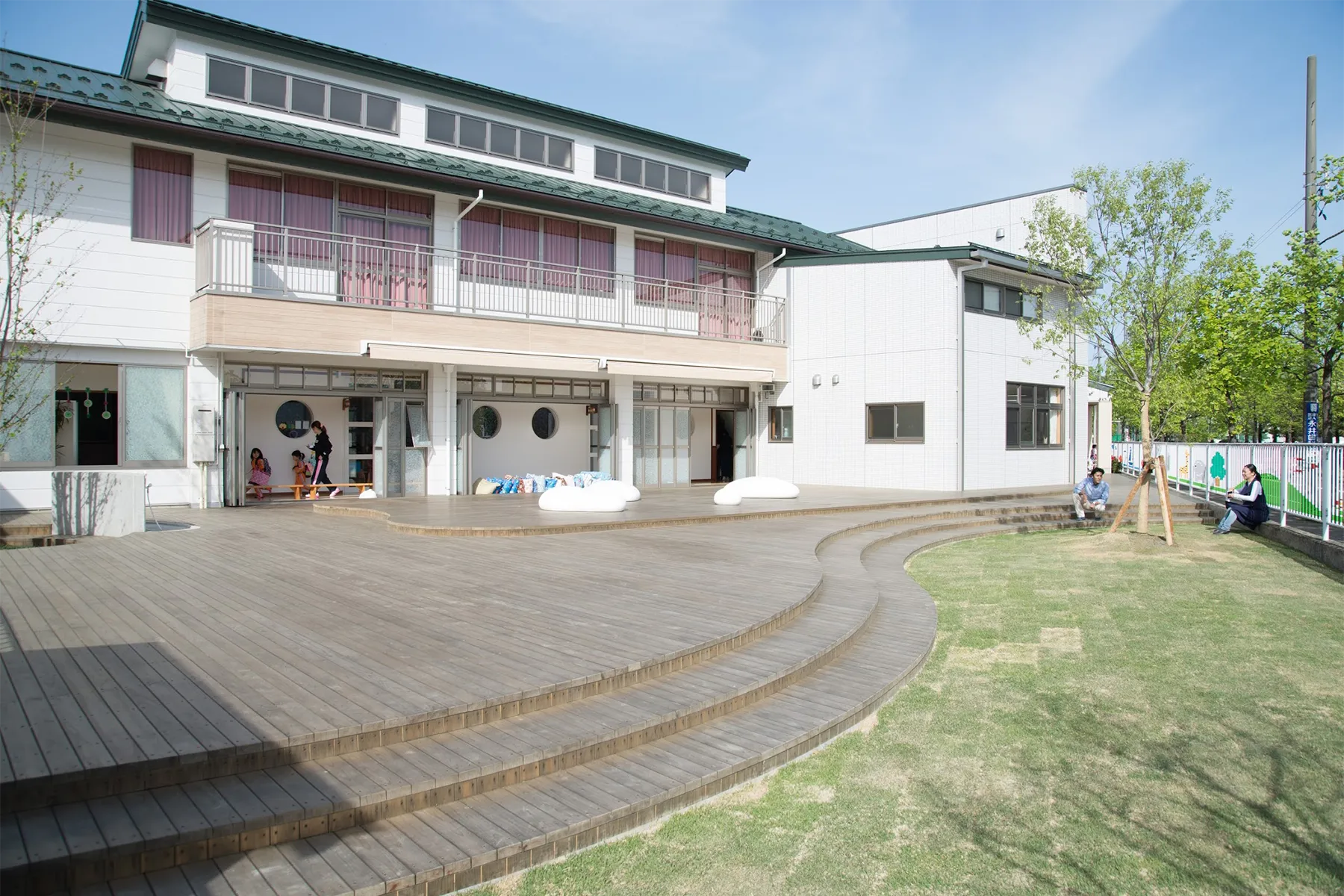 園庭ウッドデッキ3